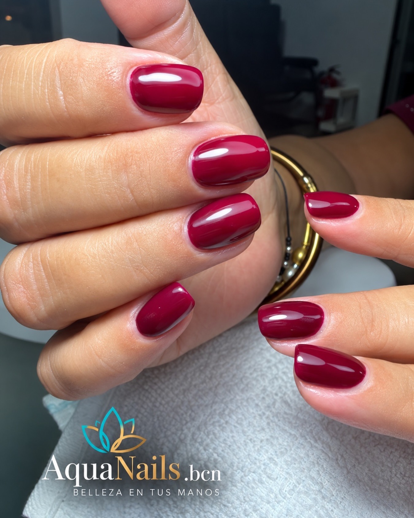 Uñas ovaladas en tono granate o vino tinto brillante