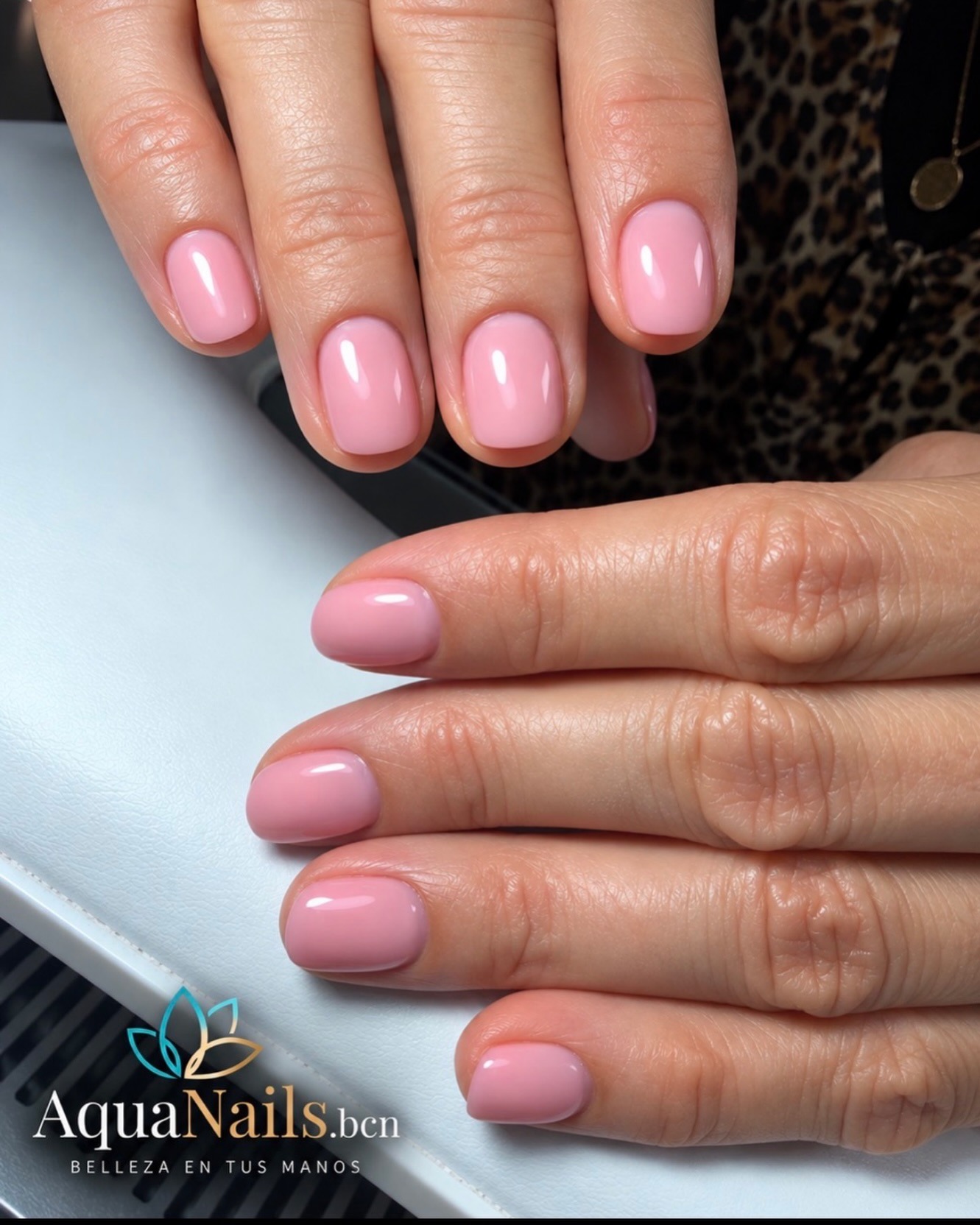 Uñas cortas en rosa claro brillante