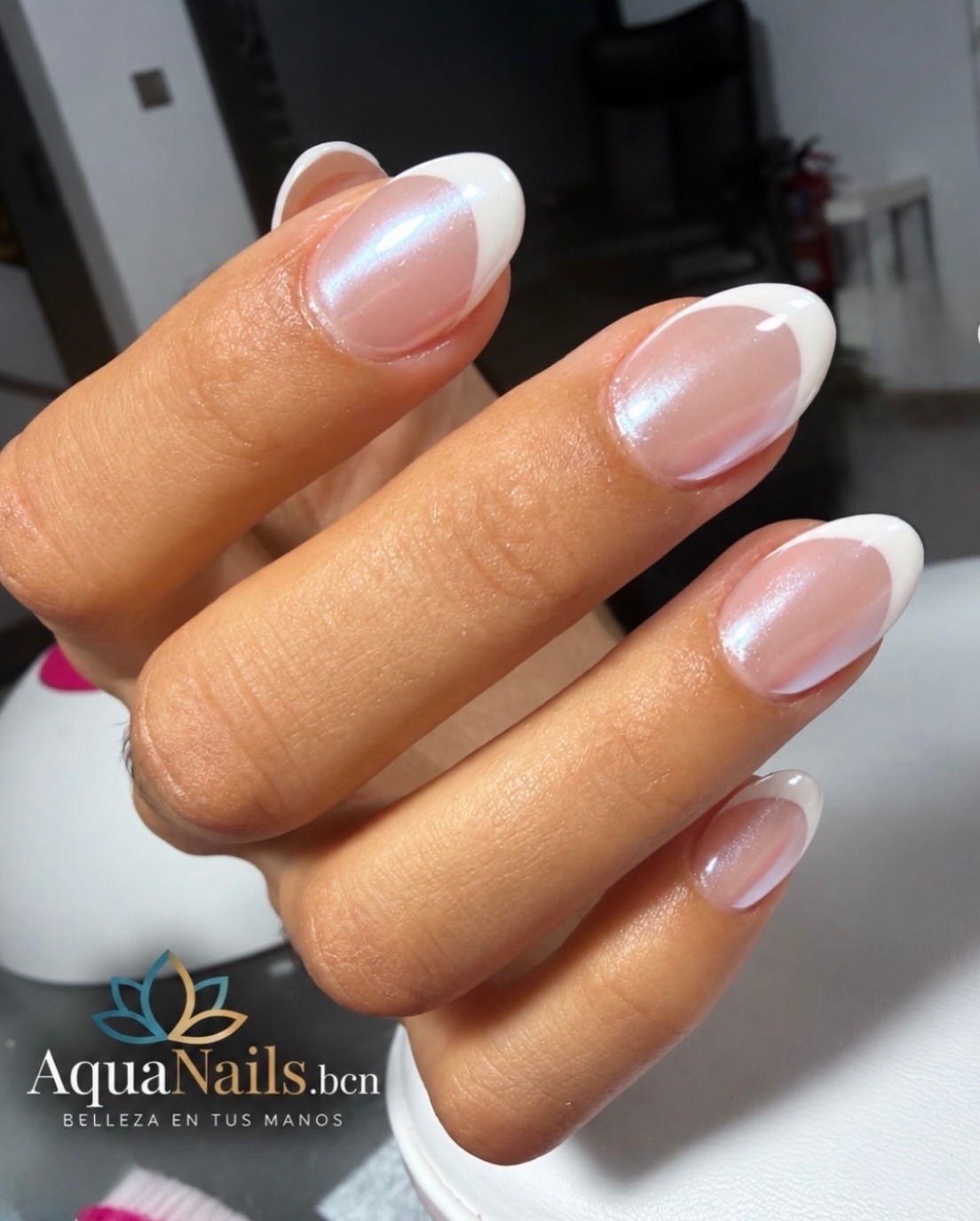 Uñas ovaladas con francesa blanca sobre base rosa nude